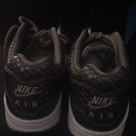 Nike Gym Shoe - Picture 2 of 7